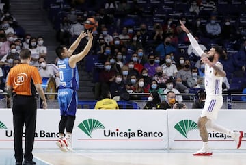 Bolong Zheng anota el primer triple de un jugador chino en la ACB.