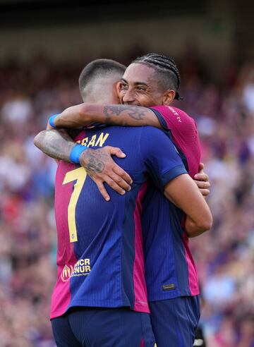 Ferran Torres del FC Barcelona celebra el s¨¦ptimo gol de su equipo con su compa?ero Raphinha.