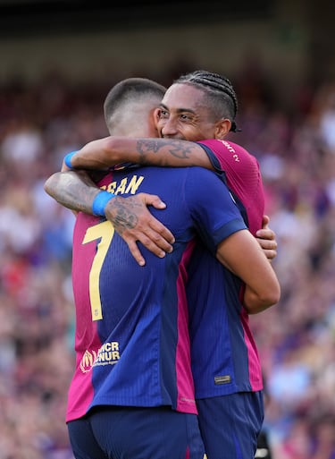 Ferran Torres del FC Barcelona celebra el séptimo gol de su equipo con su compañero Raphinha.