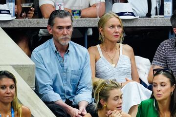 Billy Crudup y Naomi Watts durante la final del US Open entre Coco Gauff  y Aryna Sabalenka en el USTA Billie Jean King National Tennis Center.