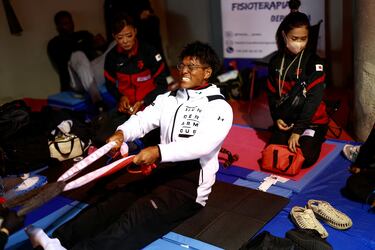 Un competidor calienta entre bastidores durante el evento de culturismo Arnold Classic Europe en Las Rozas.