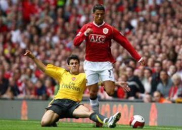 Cristiano Ronaldo marcado por Cesc Fábregas. Ambos se verían las caras nuevamente en los clásicos entre Real Madrid y Barcelona.