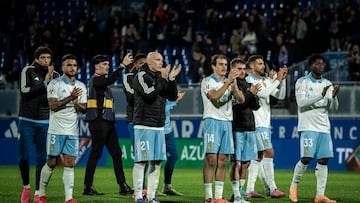 Los jugadores del Zaragoza aplauden a la afición, tras su victoria ante el Huesca.