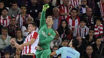 Barcelona's German goalkeeper Marc-Andre ter Stegen (C) vies with Athletic Bilbao's French defender Aymeric Laporte (L) during the Spanish league football match Athletic Club Bilbao vs FC Barcelona at the San Mames stadium in Bilbao on October 28, 2017. / AFP PHOTO / ANDER GILLENEA