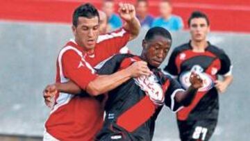 <b>DERROTA. </b>El defensa rayista Camille corta un avance del Alcalá.