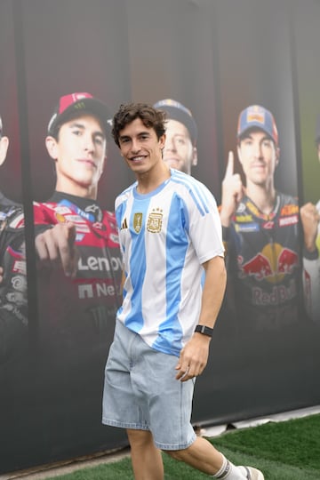 El octacampe車n del mundo posa con la camiseta de la Seleccci車n de Argentina con su nombre y su n迆mero fetiche, el 93, serigrafiado en su espalda.