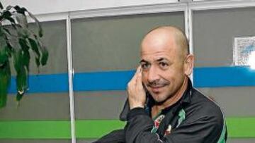 <b>REGRESO. </b>Claudio Barragán aterrizó ayer en tierras coruñesas al frente de la expedición del Elche.