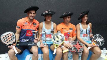 GRAF1436. BILBAO, 26/11/2017.-Los jugadores argentinos Maximiliano Sánchez(i) y Matías Díaz (2d) y las hermanas Maria José (2i) y Maria Pilar Sánchez Alayeto (d) posan con los trofeos tras ganar sus respectivas finales del Abierto de Bilbao, última prueba del circuito profesional 'World Padel Tour' que se ha disputado hoy en el Frontón Bizkaia. EFE/Luis Tejido