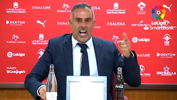 El entrenador del Almería y una rajada imposible de olvidar si la ven: "Sé que estoy caliente..."