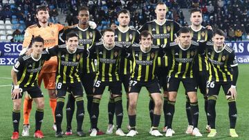 La alineación del Real Zaragoza en El Toralín: Cristian Álvarez, Jair, Lluís López, Petrovic y Álvaro Giménez en la fila de arriba y Bermejo, Fran Gámez, Chavarría, Francho, Narváez y Borja Sáinz en la de abajo.