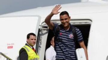 Costa Rican goalie Keylor Navas waves on July 8, 2014, upon arrival at Juan Santamaria airport in Alajuela, 20 km west of San Jose, after taking part in Brazil 2014 FIFA World Cup. Costa Rica was kicked out of the World Cup after losing to Netherland for penalty on July 5, 2014. AFP PHOTO/Carlos GONZALEZ