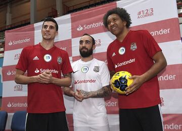 Partido benéfico entre Amigos de Benjamín y Ortiz contra Amigos de Ricardinho en el Polideportivo Municipal Jorge Carbajosa de Torrejón de Ardoz para el fomento del deporte en Guinea Ecuatorial.