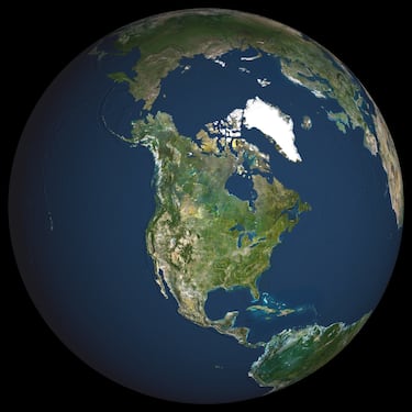 En esta imagen desde el espacio del Planeta Tierra, se observa el Polo Norte que se encuentra en la parte superior central. El agua es azul, la vegetación es verde, las zonas áridas son marrones y la nieve y el hielo son blancos.  La isla blanca, cubierta de hielo, junto a Norteamérica, es la isla de Groenlandia, bañada por el océano ártico y el océano Atlántico.