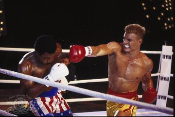 Apollo Creed (Carl Weathers), el carismático campeón retirado, sube al ring para un combate de exhibición contra Ivan Drago, un boxeador soviético implacable. Lo que empieza como un espectáculo termina en tragedia cuando Drago (Dolph Lundgren) lo golpea hasta matarlo. Su muerte, frente a Rocky (Sylvester Stallone) y millones de espectadores, simboliza la arrogancia rota y la brutalidad de la guerra fría trasladada al ring.
