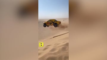 El Rally Dakar en su máxima expresión: la terrible caída de un coche desde una duna...