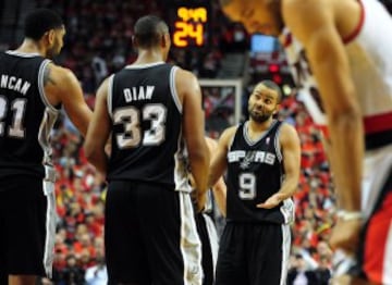 Tony Parker junto a Tim Duncan y Boris Diaw.