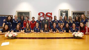 Las futbolistas y el seleccionador español, Jorge Vilda, posaron juntos en su visita a la redacción del Diario As antes de poner hoy rumbo a tierras francesas para disputar allí el segundo Mundial femenino de su historia.