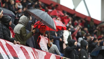 Futbol, Nublense vs Ohiggins.
Fecha 12, Liga Primera división de Chile 2025.
El publico disfruta del partido bajo la lluvia durante el partido de primera division disputado en el estadio Nelson Oyarzun en la ciudad de Chillan, Chile.
25/05/2025
Mauricio Ulloa/Photosport
Soccer, Nublense vs. Ohiggins.
Matchday 12, 2025 Chilean First Division League.
The Nublense player receives a yellow card during the first division match played at the Nelson Oyarzun Stadium in the city of Chillán, Chile.
May 25, 2025
Mauricio Ulloa/Photosport