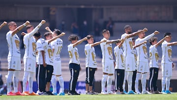 Jugadores de los Pumas cantan el Himno de la UNAM en el Estadio Olímpico Universitario.