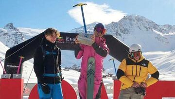 Alex Dedieu levantando el trofeo que le acredita como ganador en la parada de Tignes (Francia) del Freeride Junior Tour 2020 en Ski Men U-16.