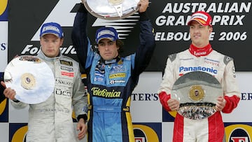 Alonso levanta su trofeo de ganador en Australia 2006 entre Raikkonen y Ralf Schumacher.