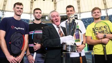 La leyenda del tenis australiano Ken Rosewall posa junto a Jamie Murray, Borna Coric, Grigor Dimitrov of Bulgaria y David Goffin posan durante un evento previo a la ATP Cup en el Ken Rosewall Arena en el Sydney Olympic Park Tennis Centre.