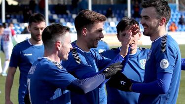 Los jugadores del AFC Slutsk celebran un gol en la liga bielorrusa.
