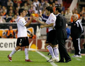 David Villa deja su puesto en el campo a David Albelda, que tras meses apartado del equipo por Koeman, reaparecía contra Osasuna de la mano de Voro. 