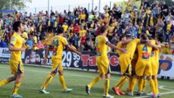 Los jugadores del Alcorcón celebran uno de los goles ante el Sabadell.
