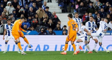 0-2. Gol de falta de Federico Valverde. Dani Ceballos centra a Arda Gler, el jugador turco deja quieto el baln y el centrocampista uruguayo suelta un latigazo raso y ajustado, al palo derecho de Marko Dmitrovic, para anotar el segundo tanto en el minuto 65 de partido.