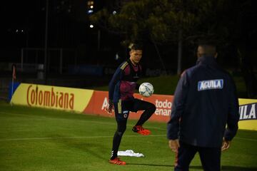 El técnico de la Selección trabajó alrededor de dos horas con los 15 disponibles, realizaron activación física y también hubo actividad con pelota para empezar a consolidar aspectos tácticos de lo que será el funcionamiento del equipo ante los uruguayos.