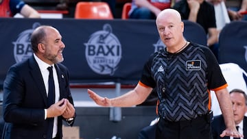 MANRESA (BARCELONA), 18/08/2025.- El entrenador del Real Madrid, Chus Mateo durante el encuentro de la jornada 32 de la Liga Endesa entre el Baxi Manresa y el Real Madrid, disputado este domingo en el Pabellón Nou Congost de Manresa. EFE/Siu Wu