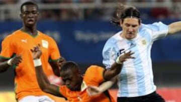 Messi pelea un balón ante los jugadores de Costa de Marfil
