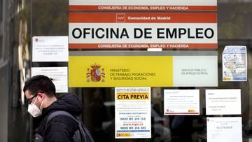 Un hombre pasa por la puerta de una oficina de empleo