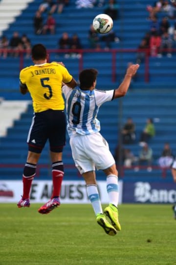 El colombiano Juan Quintero (izquierda) ante el argentino Giovanni Simeone.