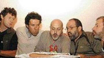 <b>CUMPLEAÑOS.</b> Bereziartua, Vallejo, Cadiach, Álvaro, Oiarzabal, Perezgrueso y Soria soplan las velas.