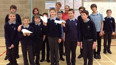 El avión de papel que voló a 35.000 metros y logró un récord Guinness