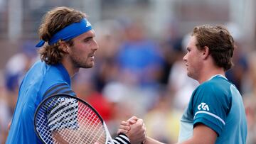 Stefanos Tsitsipas saluda a Dominic Stricker tras perder contra el suizo en el US Open.