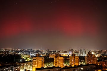 Las auroras boreales, también conocidas como luces del norte, iluminan el cielo en Kiev, Ucrania, el 11 de octubre de 2024. 