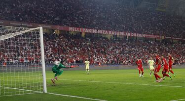 Jugada al primer toque dentro del área turca, con Nico Williams jugando para Oyarzabal, que se la entrga a un Mikel Merino que engancha un poderoso zurdazo, imparable para Çakir. Brutal.