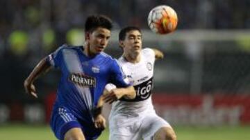 Fernando Gaibor y Julian Benitez pugnan por un balón durante el encuentro de Copa Libertadores entre Emelec y Olimpia.