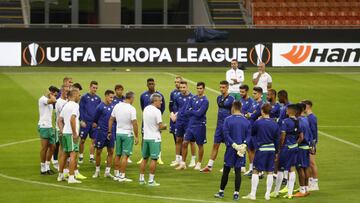 Quique Setién dio a sus hombres las últimas instrucciones antes del partido de esta tarde en un entrenamiento en San Siro, que hoy estará teñido por miles de aficionados verdiblancos. El equipo heliopolitano quiere paliar su se