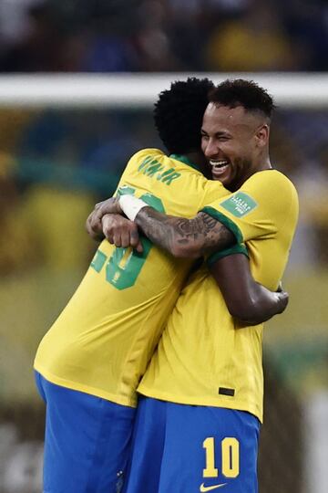 Neymar celebra su gol con Vinícius Júnior. Imagen del relevo generacional.