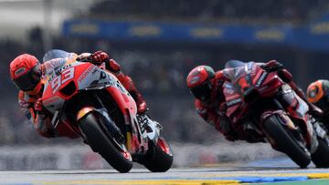 Repsol Honda Team's Spanish rider Marc Marquez (L) competes ahaed of Ducati Lenovo Team's Italian rider Francesco Bagnaia (R) during the MotoGP Sprint race, ahead of the French Moto GP Grand Prix at the Bugatti circuit in Le Mans, northwestern France, on May 13, 2023. (Photo by JEAN-FRANCOIS MONIER / AFP)