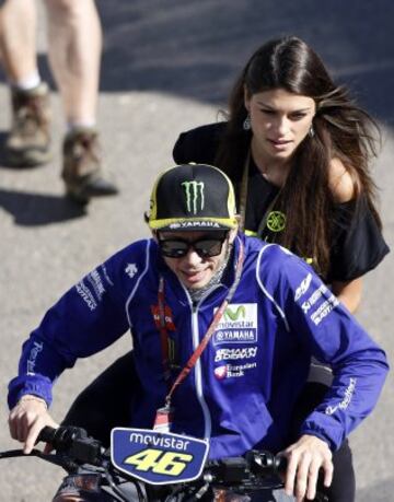 Valentino Rossi intenta abrirse paso en el paddock.