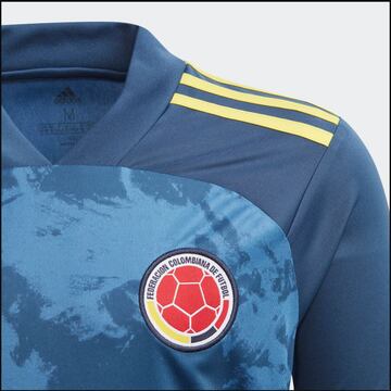 Adidas lanzó la nueva indumentaria alternativa de la Selección Colombia, la cual será de color azul. Tendrá un valor entre los $129.000 y $249.900.