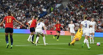 0-1. Esther González marca el primer gol.