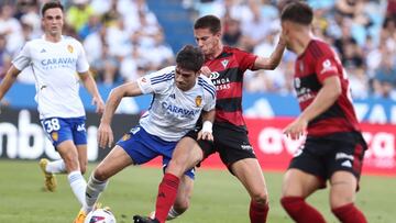 Pablo Tomeo pugna por la posesión con Iván Azón en el Real Zaragoza -  Mirandés.