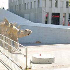 Hallan un cadáver dentro de un dinosaurio decorativo en Barcelona