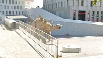 Hallan un cad¨¢ver dentro de un dinosaurio decorativo en Barcelona
